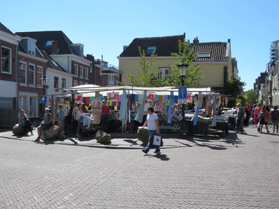 838131 Gezicht op een gedeelte van de lapjesmarkt op het pleintje tussen de Loeff Berchmakerstraat en de ...